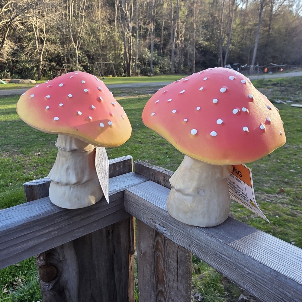 Mushroom Decor Set Of 2 Mushroom Garden Decor Light Up Batteries Included - Picture 6 of 7